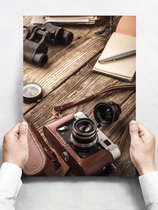 Wandbord: Oude camera met notitieblok op een houten tafel - 30 x 42 cm