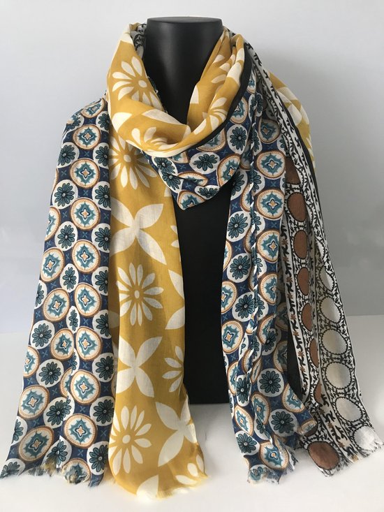 Leuke sjaal met vrolijke print van mooi materiaal 50% katoen met 50 % viscose