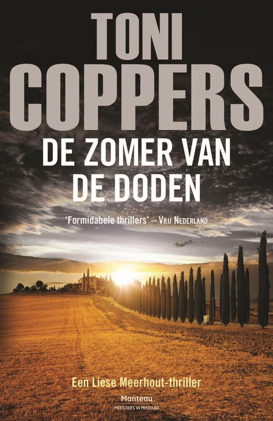Boekcover 'De zomer van de doden' van Toni Coppers met een zonsondergang over een gouden veld, cypressen en een boerderij.