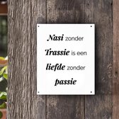 Tuinposter | Wit - Nasi zonder Trassie - Indische Gezegde  |  40 x 50 cm | PosterGuru