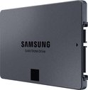 Zwarte Samsung Solid State Drive 870 QVO, gezien vanaf de achterkant met aansluitingen.