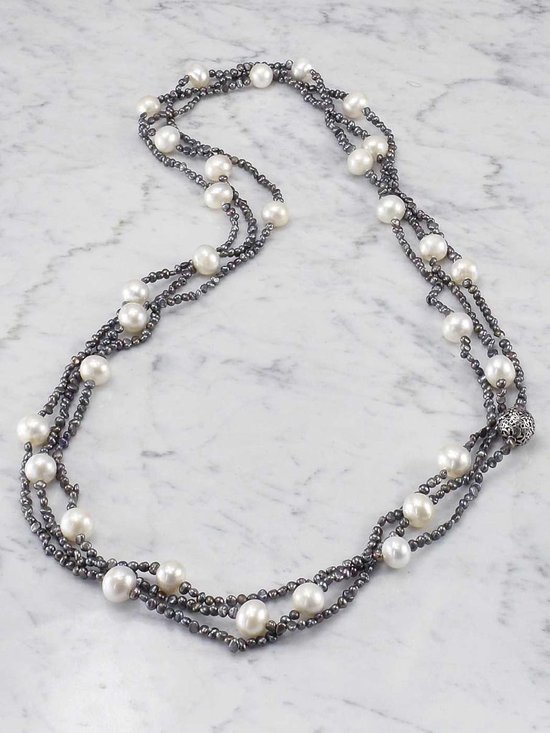 Proud Pearls® Collier de perles Extra long avec de grosses perles rondes et un ornement en argent.