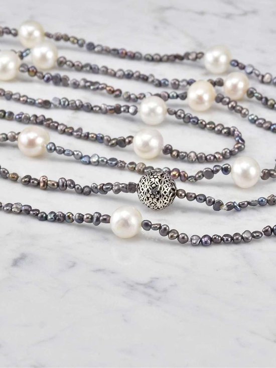 Proud Pearls® Collier de perles Extra long avec de grosses perles rondes et un ornement en argent.