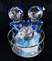 Kristal glas twee blauwe kleur beertjes 9.5x9cm met kristal diamant van 3cm met verlichting. Er zijn nog vier stuks rozen onder de beren.