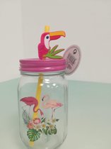 Glazen drinkbeker met roze ijzeren dop en kunststof geel rietje