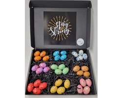 Paaseieren-Proeverij-Pakket | Box met 9 verschillende smaken paaseieren in rasterverpakking en Mystery Card 'Stay Strong' met geheime boodschap + PaasProeverij Scorekaart | Verrassingsbox Pasen | Cadeaubox | Relatiegeschenk | Chocoladecadeau