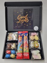 Kids Paas Snoeperij Pakket - Brievenbus box met verschillende chocolade en snoeplekkernijen en vrolijke Paasstickers - Mystery Card 'Good Luck' met persoonlijke online (video) bood