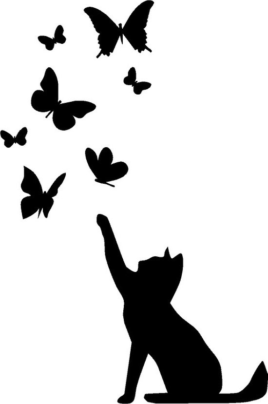 Zwarte kat-silhouet reikt naar vliegende vlinders, geïsoleerd op witte achtergrond.