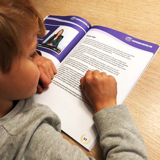 Jongen leest een oefenboek met de titel 'Plastic soep' en een foto van een vrouw.