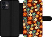 Bookcase Geschikt voor iPhone 12 Mini telefoonhoesje - Retro - Patronen - Bloemen - Jaren 70 - Met vakjes - Wallet case met magneetsluiting