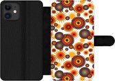 Bookcase Geschikt voor iPhone 11 telefoonhoesje - Design - Retro - Oranje - Bloemen - Met vakjes - Wallet case met magneetsluiting