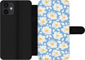 Bookcase Geschikt voor iPhone 12 Mini telefoonhoesje - Meiden - Bloemen - Blauw - Patronen - Girl - Kids - Kinderen - Kind - Met vakjes - Wallet case met magneetsluiting