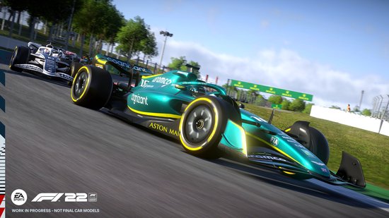 Groene en gele Aston Martin-raceauto op een circuit, met een witte F1-auto ernaast.
