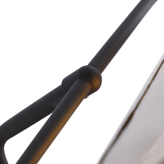 Vue détaillée du bras métallique noir et de la charnière d'une lampe de bureau.