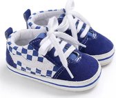 Stoere blauw-wit geblokte Baby sneakers van Baby-slofje maat 18 (12 cm)