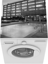 Wasmachine beschermer mat - Buitenkant van een modern hotel in het zwart-wit - Breedte 60 cm x hoogte 60 cm