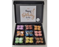 Paaseieren Proeverij Pakket | Box met 9 verschillende smaken paaseieren en Mystery Card 'Happy Birthday' met geheime boodschap + PaasProeverij Scorekaart | Verrassingsbox Pasen | Cadeaubox | Relatiegeschenk | Chocoladecadeau