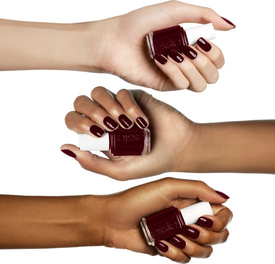 Drie handen met Essie nagellak in bordeauxrood, op verschillende huidtinten.