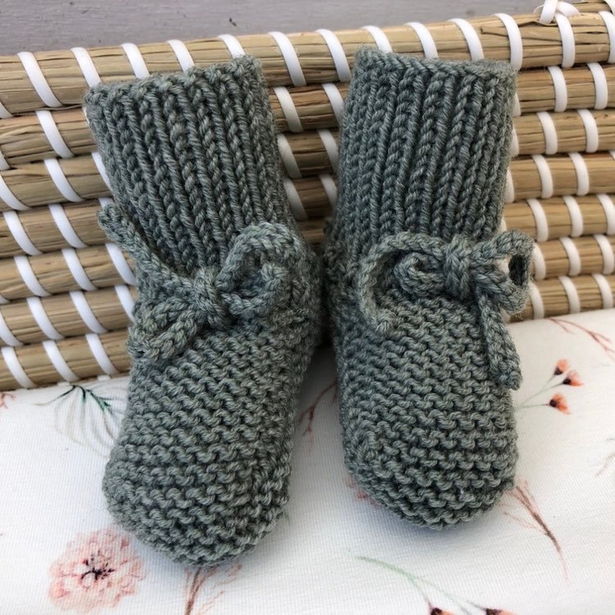 Gebreide babyslofjes - Kort - Saliegroen - Merino Wol - Lovely Stitches