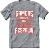 Gamers don't die T-shirt | Neon Rood | Gaming kleding | Grappig game verjaardag cadeau shirt Heren – Dames – Unisex | - Donker Grijs - Gemaleerd - XL