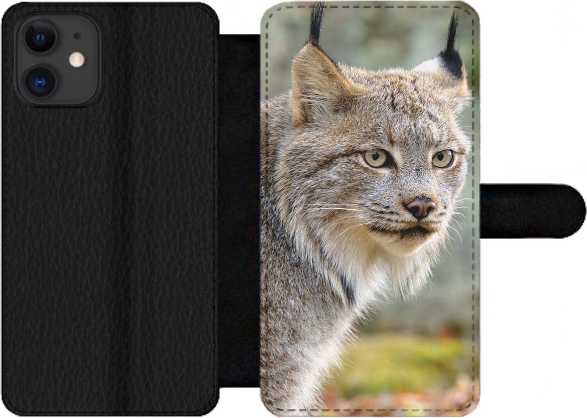Telefoonhoesje Geschikt voor iPhone 12 Pro Max telefoonhoesje - Lynx - Bos - Grijs - Met vakjes - Wallet case met magneetsluiting