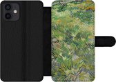 Bookcase Geschikt voor iPhone 12 telefoonhoesje - Grasveld met bloemen en vlinders - Vincent van Gogh - Met vakjes - Wallet case met magneetsluiting