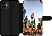 Bookcase Geschikt voor iPhone 12 telefoonhoesje - New York - Nacht - Plein - Met vakjes - Wallet case met magneetsluiting
