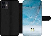 Bookcase Geschikt voor iPhone 12 telefoonhoesje - Twee keizerpinguïns voor een ijsberg - Met vakjes - Wallet case met magneetsluiting