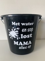 Emmer: met water en sop lost mama alles op. 5 liter emmer zwart.