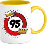 95 Jaar Verkeersbord Mok met tekst | Grappig Verjaardag Beker Cadeau | Bedrukte Koffie en Thee Mokken | Zwart | 330 ML