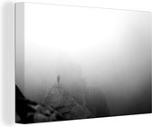 Canvas Schilderij Een reiziger in de mist - zwart wit - 120x80 cm - Wanddecoratie