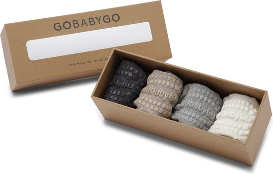 Cadeaubox met vier paar GObabyGo bamboe sokjes in grijs, beige, donkergrijs en wit.