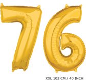 Mega grote XXL gouden folie ballon cijfer 76 jaar. Leeftijd verjaardag 76 jaar. 102 cm 40 inch. Met rietje om ballonnen mee op te blazen.