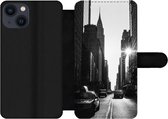 Bookcase Geschikt voor iPhone 13 telefoonhoesje - Een rustige straat in New York in zwart-wit - Met vakjes - Wallet case met magneetsluiting