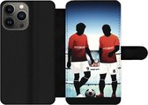 Bookcase Geschikt voor iPhone 13 Pro telefoonhoesje - Een illustratie van twee voetballers in een stadion - Jongens - Meiden - Kids - Met vakjes - Wallet case met magneetsluiting