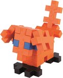 Een oranje Plus-Plus wezen met blauwe ogen en zwarte voeten.