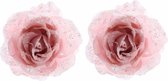 2x Kerstboom decoratie roos poeder roze 14 cm - Kerstversiering roze rozen met glitters 2 stuks