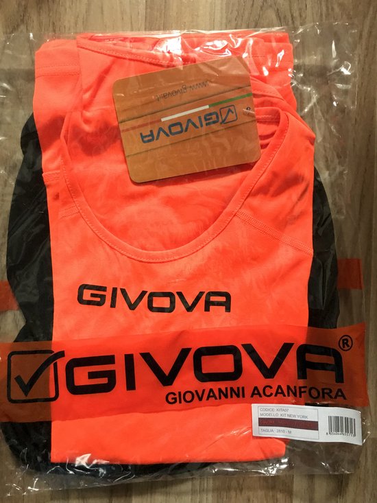 Een oranje GIVOVA sportshirt en zwarte sportbroek in plastic verpakking.
