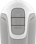 Witte handmixer met grijze bedieningsknoppen voor eject, snelheden 0-5 en turbo.