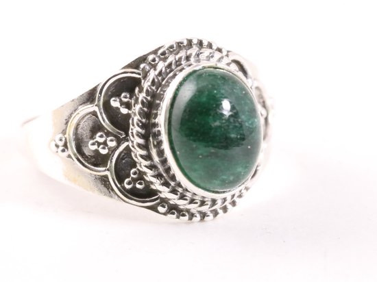 Bewerkte zilveren ring met jade