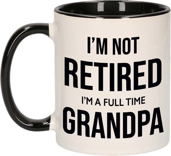 Im not retired im a full time grandpa koffiemok / theebeker - 300 ml - wit met zwart - opa / kantoorhumor / VUT / pensioen - grappige cadeau mok / beker