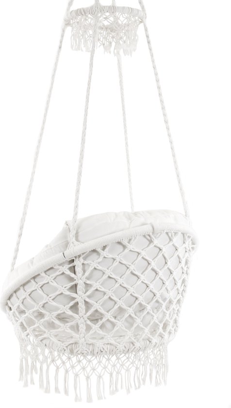Witte macramé hangstoel, de achterkant is afgewerkt met een netpatroon en franjes.