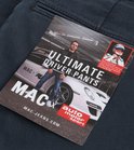 Kledinglabel op donkerblauwe broek met tekst 'ULTIMATE DRIVER PANTS'.