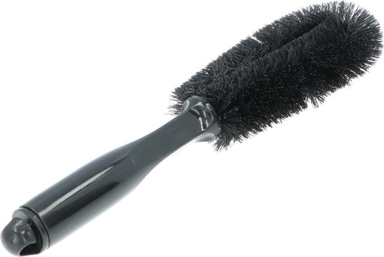 Zwarte velgenborstel met een gedraaide steel voor een goede grip.