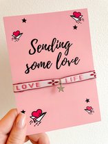 Wenskaart met sieraad - Sending some love kaartje - Verstelbaar armbandje roze Love life ster zilver - Verkleurt niet - In cadeauverpakking - Snel in huis