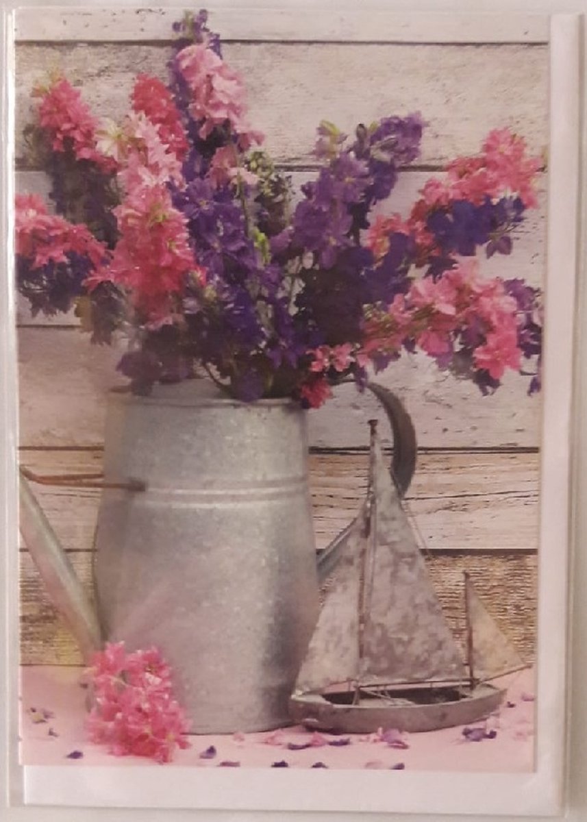 Een grappige kaart met kleurrijke bloemen in een aluminium gieter. Voor de gieter staat een mooie zeilboot. Een grappige wenskaart om bij een cadeau te geven of om zo te geven. Een dubbele wenskaart inclusief envelop en in folie verpakt.