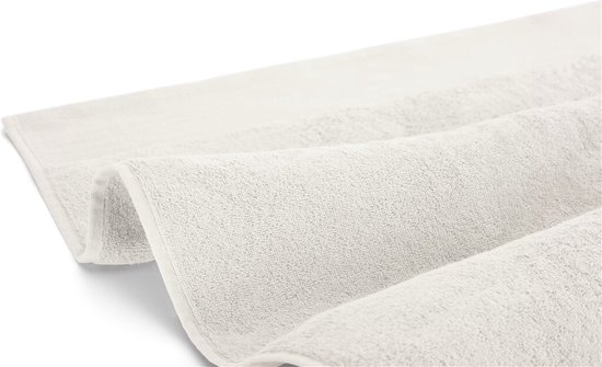 Gevouwen lichtgrijze Walra handdoek met een geweven rand.
