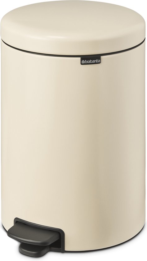 Crèmekleurige Brabantia prullenbak met een verhoogd zwart voetpedaal.
