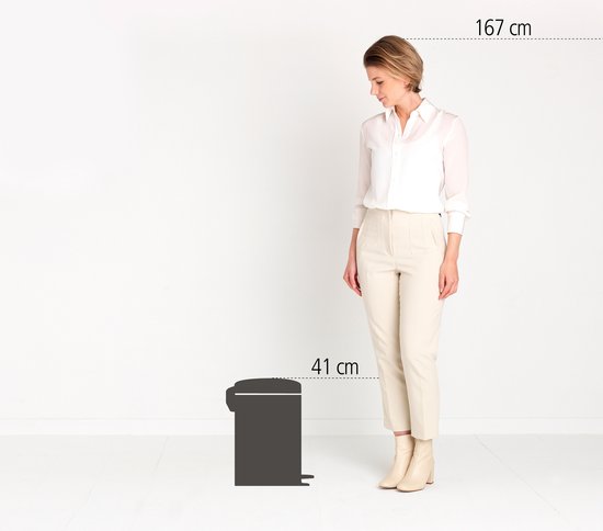 Vrouw van 167 cm naast een 41 cm hoge champagnekleurige Brabantia NewIcon prullenbak.