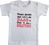 Wit baby shirt met "Papa denkt dat hij de baas is. Dat is zo... Schattig!!!" - maat 92 - vader, vaderdag, babyshower, zwanger, cadeautje, kraamcadeau, grappig, geschenk, baby, teks